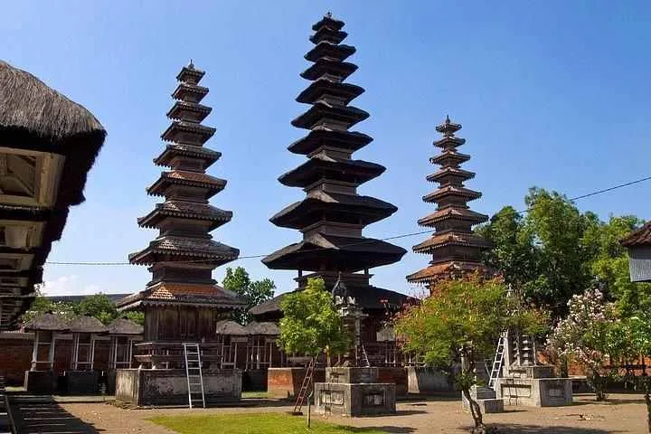 Pura Lingsar: Wisata Spiritual dan Harmoni Budaya di Lombok